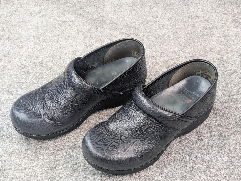 Dansko XP 2.0 Shoes Womens Size 38 Black Tooled Leather Clogs Nursing Comfort